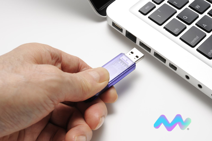 Bạn cắm USB vào laptop để định dạng USB, xóa hết dữ liệu không cần thiết và sao lưu dữ liệu quan trọng sang thiết bị khác