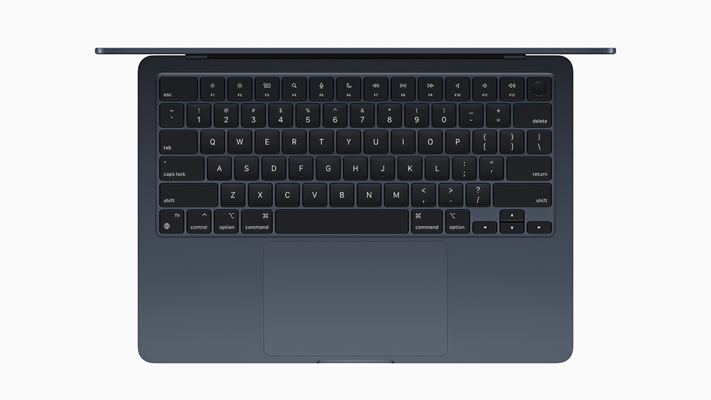 MacBook Air có bốn màu tuyệt đẹp, trong đó màu đêm xanh thẳm có lớp anod hóa đột phá để giảm bám dấu vân tay.